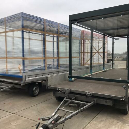 Rookoverkapping Myla 182 Glazen rookoverkappingen op aanhangwagens gereed voor transport